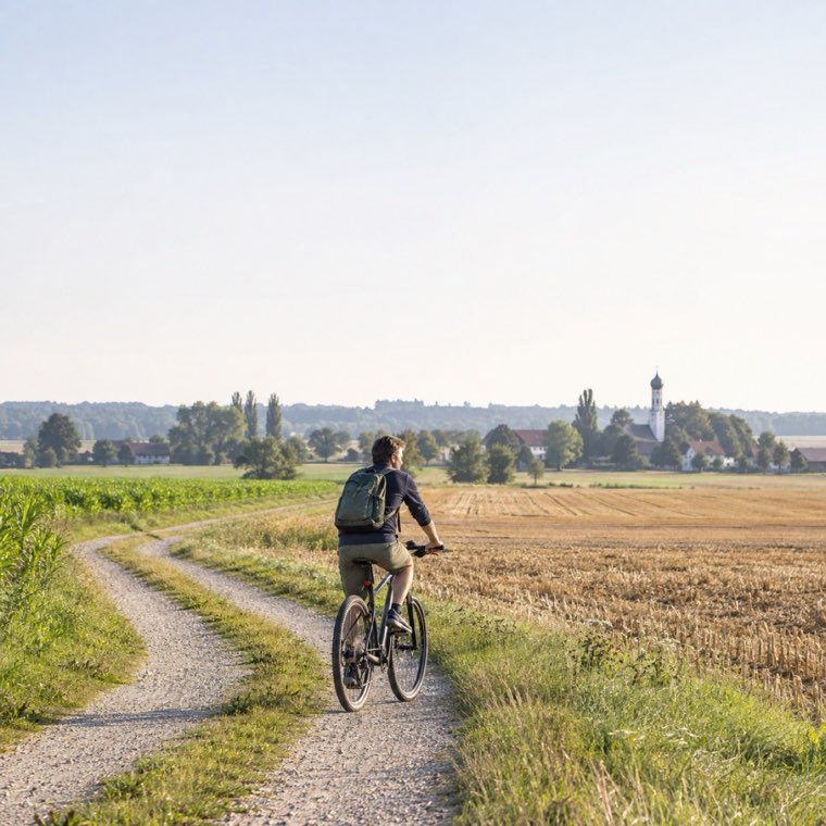 Radfahrer an einem freien Freitag auf einem Feldweg